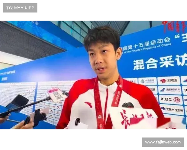 张展硕夺冠后现场采访队友，展现复旦大学新闻学专业素养